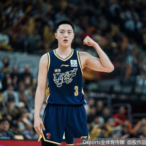 球速体育-媒体人：今天要给胡明轩足够的尊重 末节&amp;加时赛拖着伤腿帮助球队